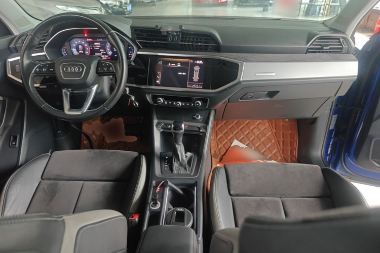 Audi Q3 2020 car image #10