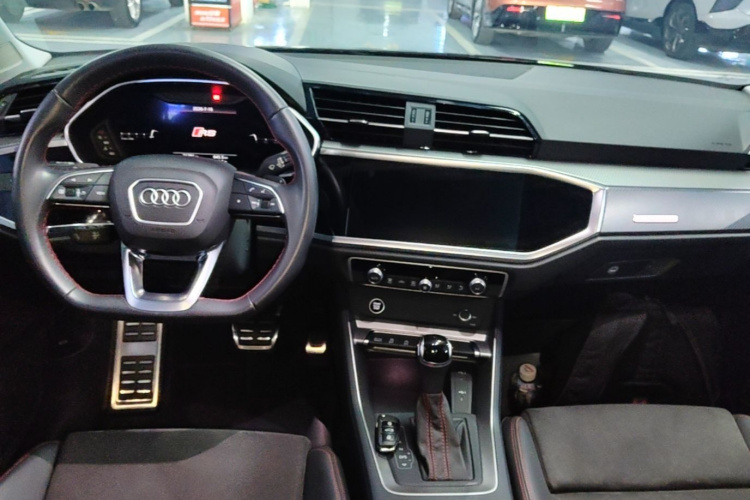 Audi Q3 2022 car image #10