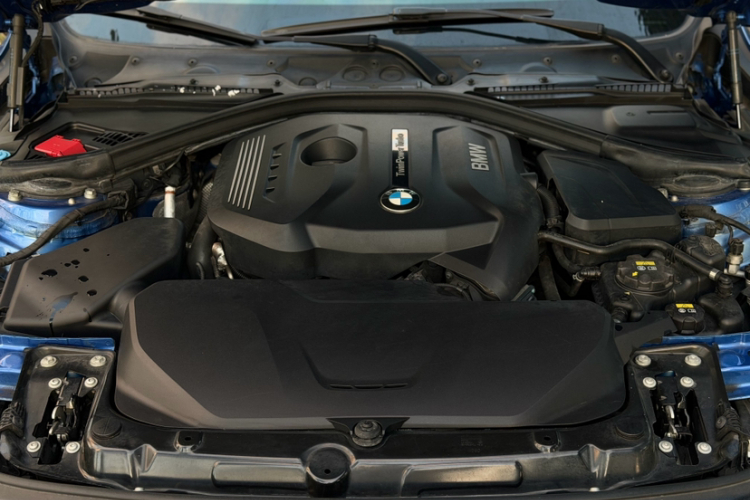 BMW 3 Series 2018 car image #14