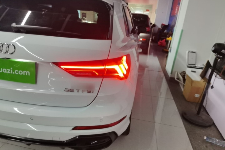 Audi Q3 2023 car image #8