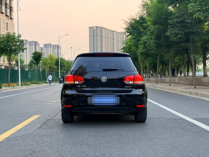 Volkswagen Golf 2010 car image #9