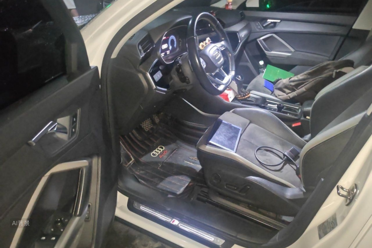 Audi Q3 2020 car image #18