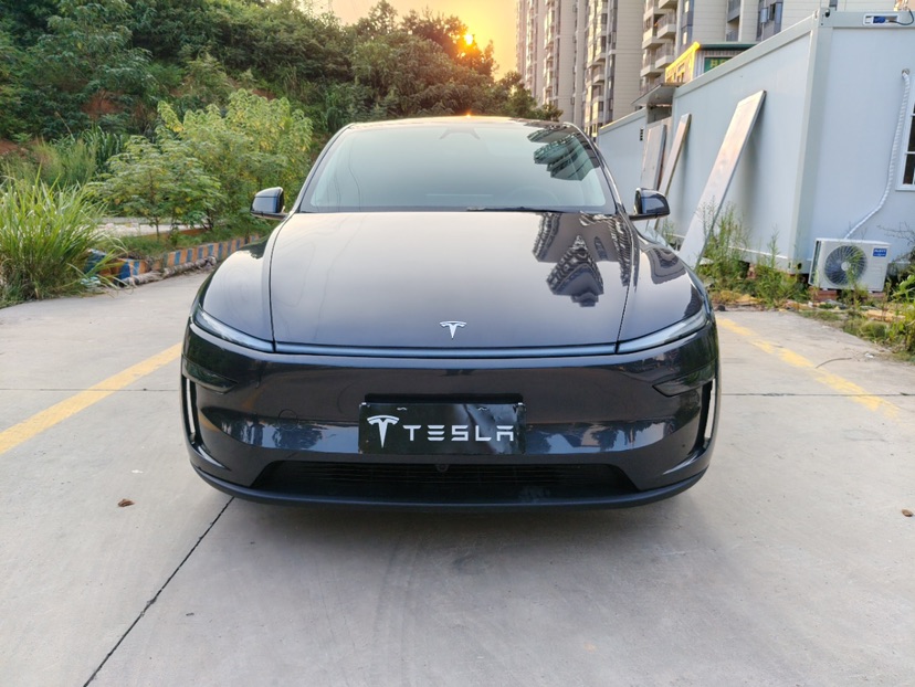 Tesla Model Y 2025 #2 Tesla Model Y 2025 car image #2