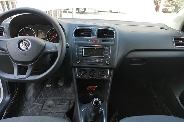 Volkswagen Polo 2015 car image #13