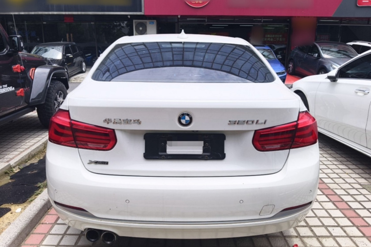 BMW 3 Series 2018 car image #6