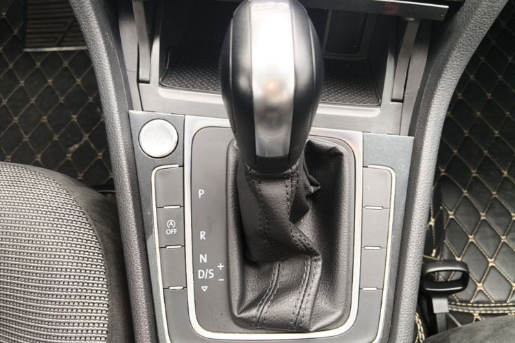 Volkswagen Golf 2020 car image #14