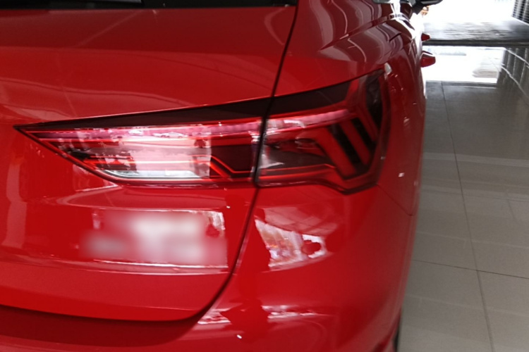Audi Q3 2019 car image #8