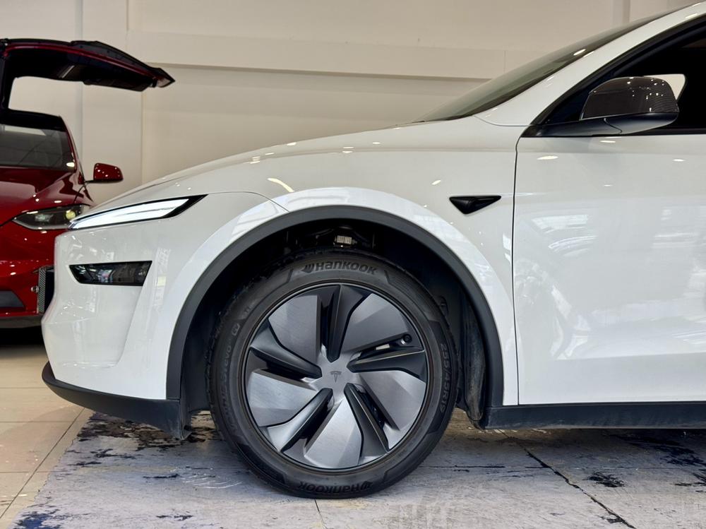 Tesla Model Y 2026 #8 Tesla Model Y 2026 car image #8