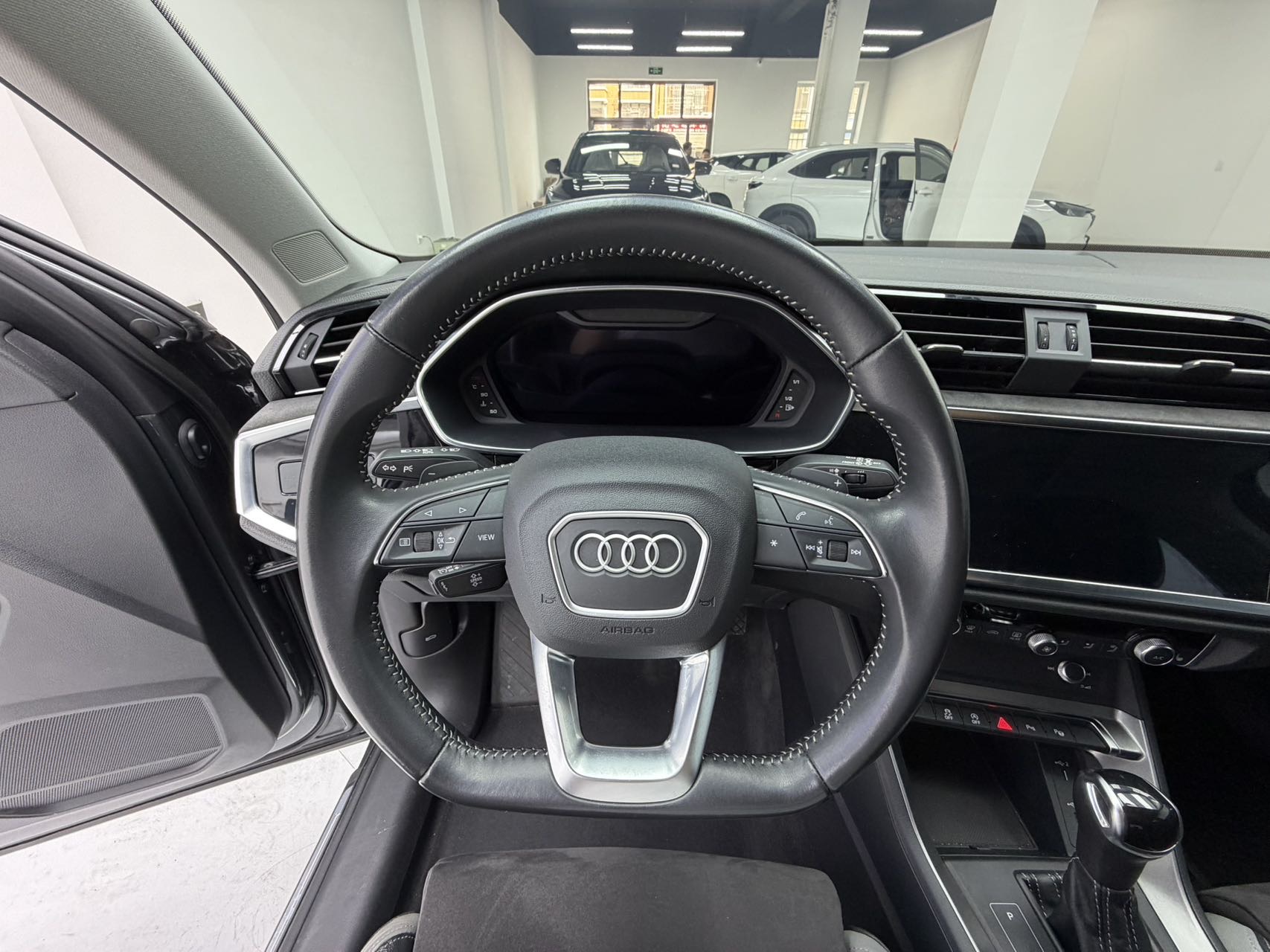 Audi Q3 2022 car image #8