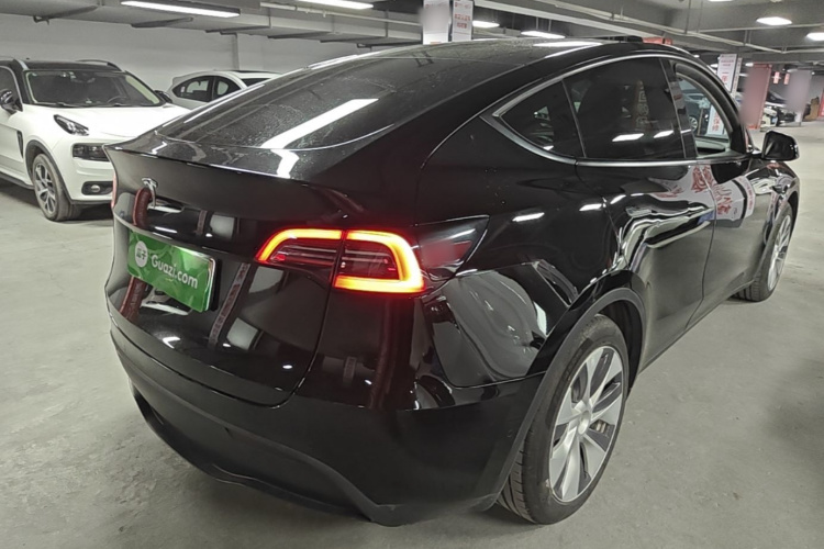 Tesla Model Y 2023 car image #7