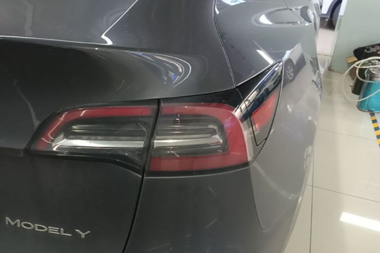Tesla Model Y 2021 immagine di auto #8