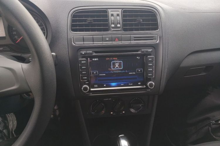 Volkswagen Polo 2016 car image #13