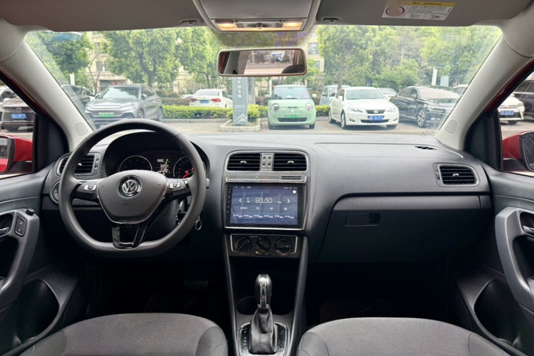 Volkswagen Polo 2018 car image #19