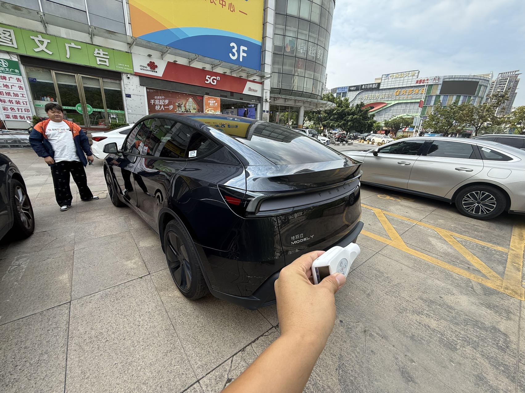 Tesla Model Y 2025 #6 Tesla Model Y 2025 car image #6