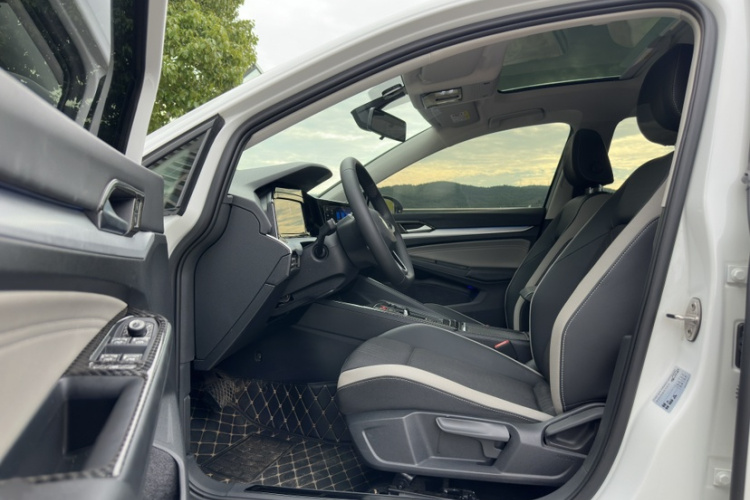 Volkswagen Golf 2025 car image #19