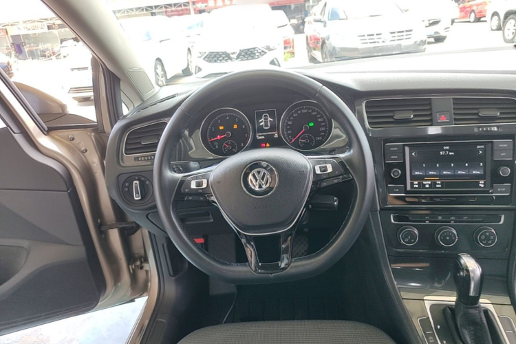 Volkswagen Golf 2018 car image #11