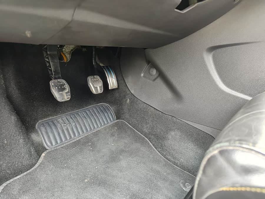 Ford Focus (Imported) 2014 car image #24