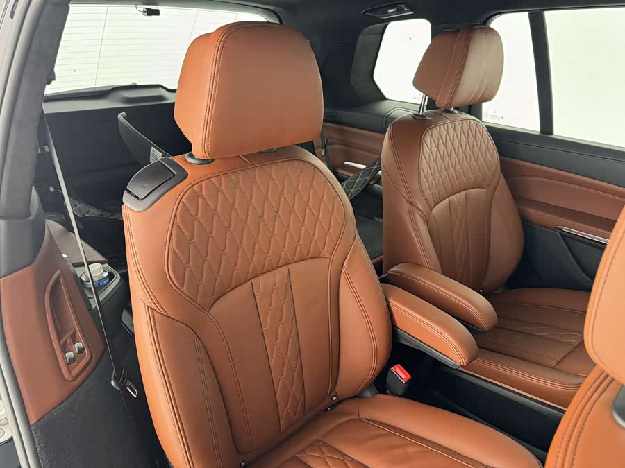 BMW X7 2020 car image #24