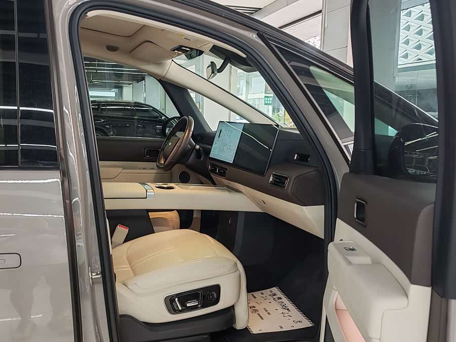 理想汽车 理想MEGA 2024 汽车图片 #24