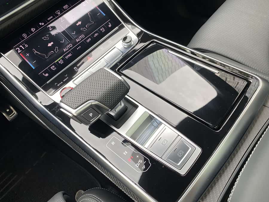 Audi SQ7 2025 car image #24