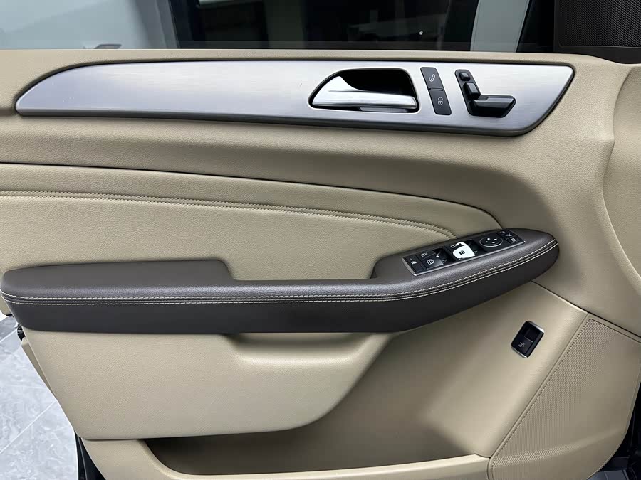 Mercedes-Benz M Class 2015 car image #24