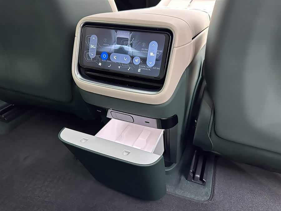 MI YU7 2025 immagine di auto #24