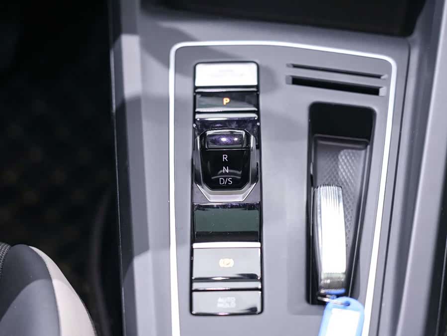 Volkswagen Golf 2023 car image #24