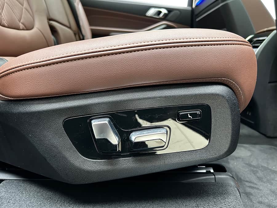 BMW X7 2023 car image #24