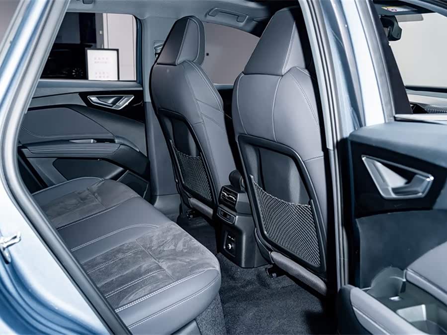 Audi Q4 e-tron 2023 immagine di auto #24