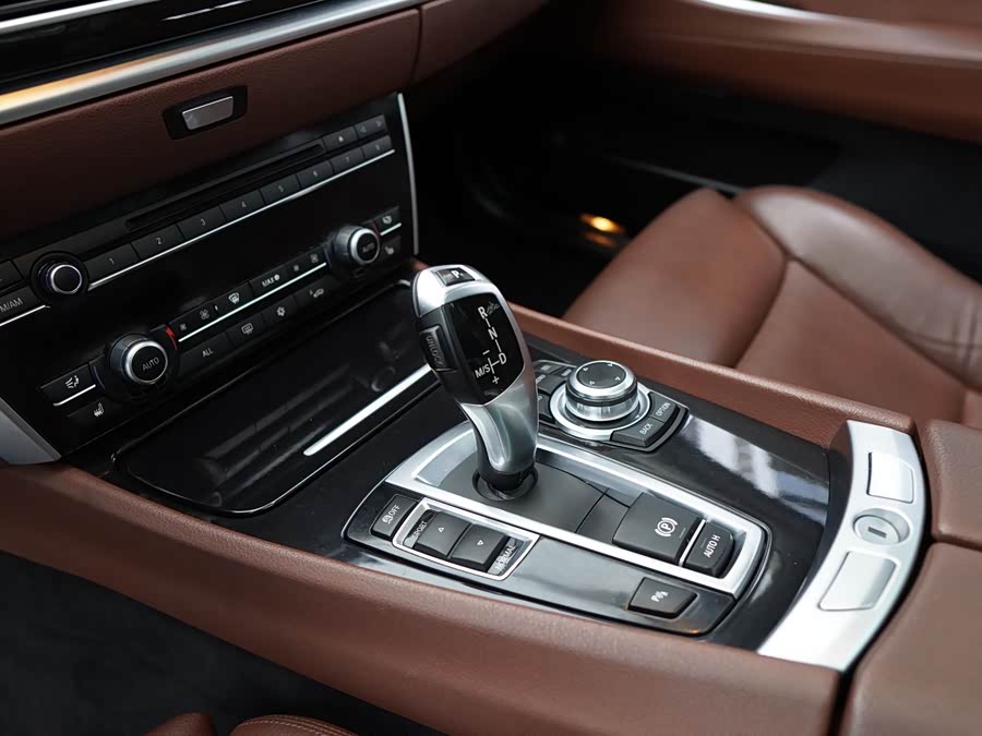 BMW 5 Series GT 2010 immagine di auto #24