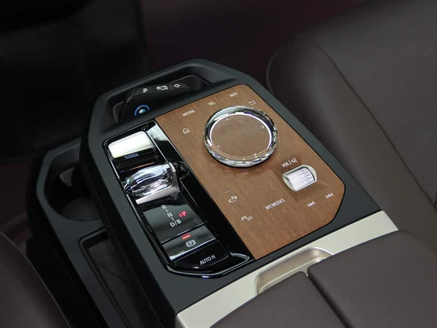 BMW iX 2023 car image #24