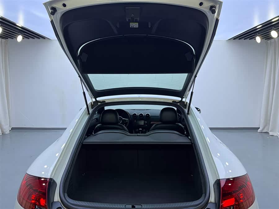 Audi TTS 2011 car image #24