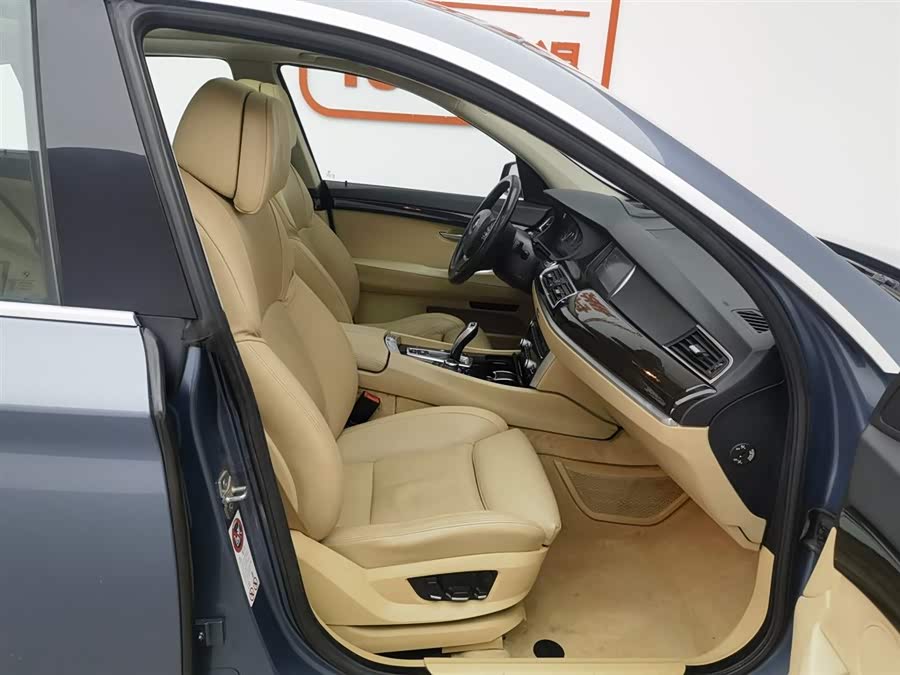 BMW 5 Series GT 2013 immagine di auto #24