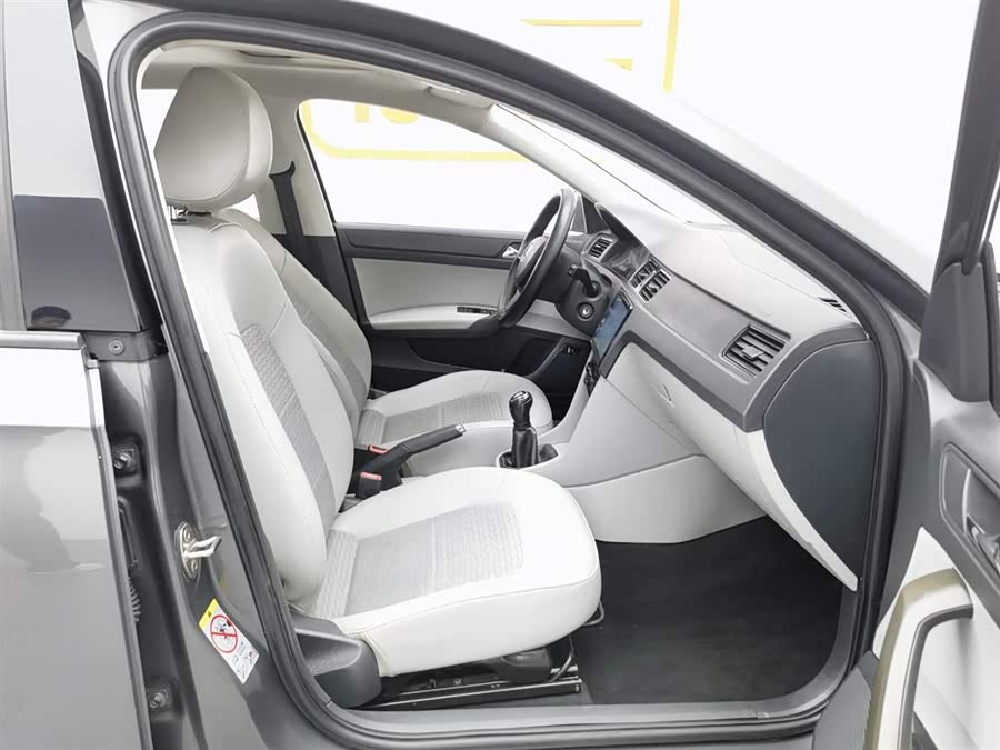 Skoda Rapid 2017 car image #24