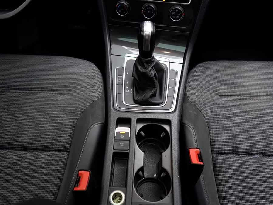 Volkswagen Golf 2018 car image #24