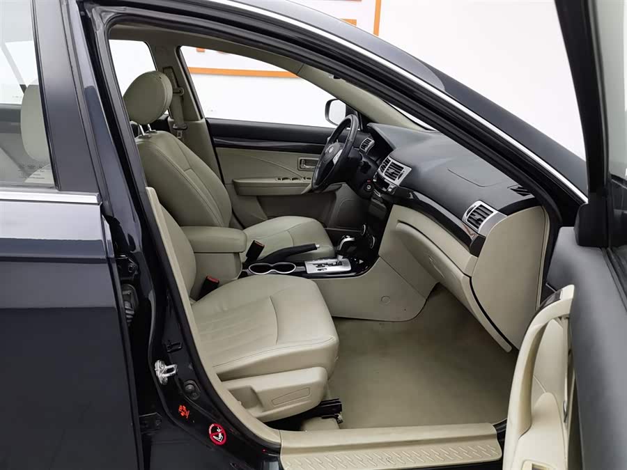 2012 car image #24