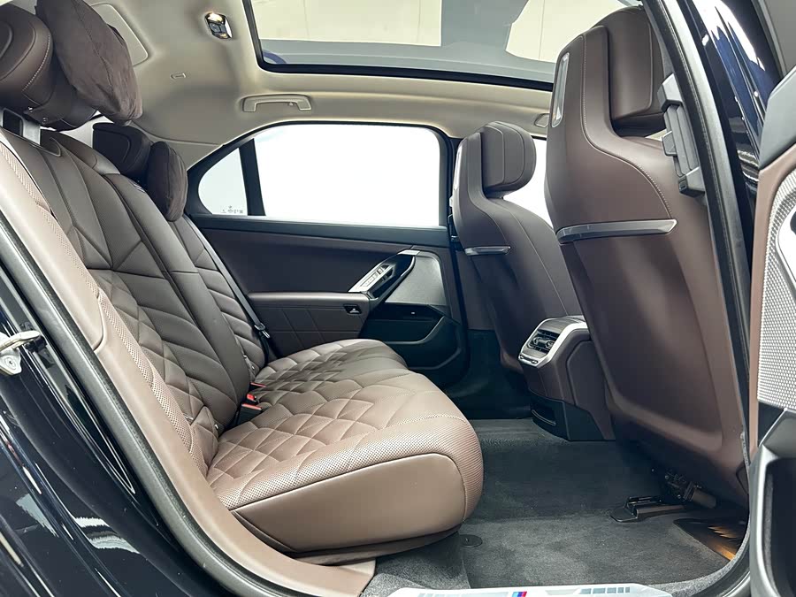BMW i7 2023 صورة سيارة #24