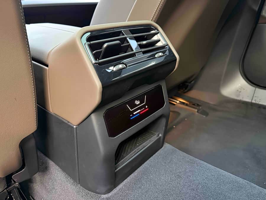 BMW i5 2024 car image #24