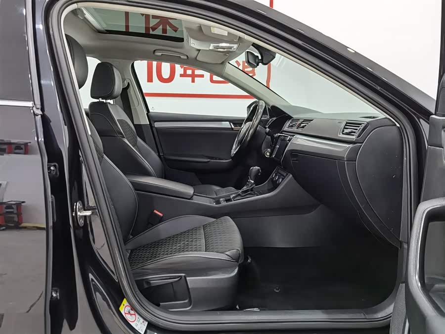 Skoda Superb 2018 car image #24
