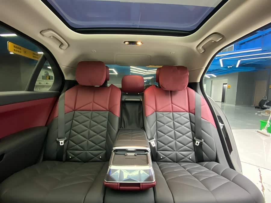 BMW 7 Series 2024 car image #24