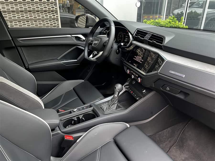 Audi Q3 2024 car image #24