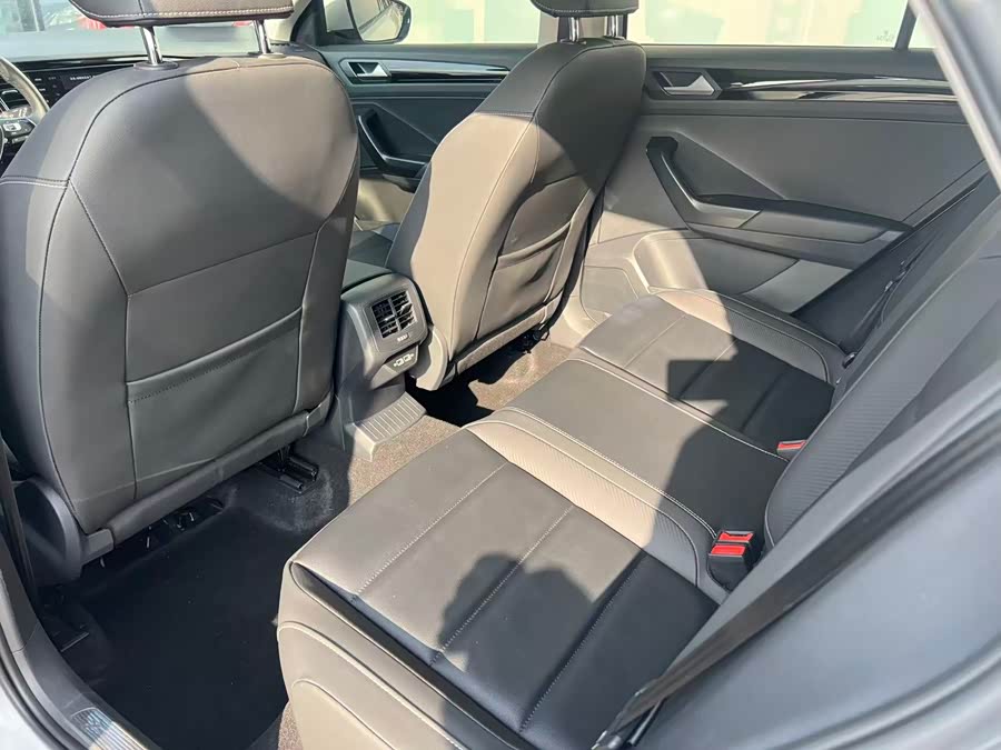 Volkswagen T-Roc 2023 car image #24