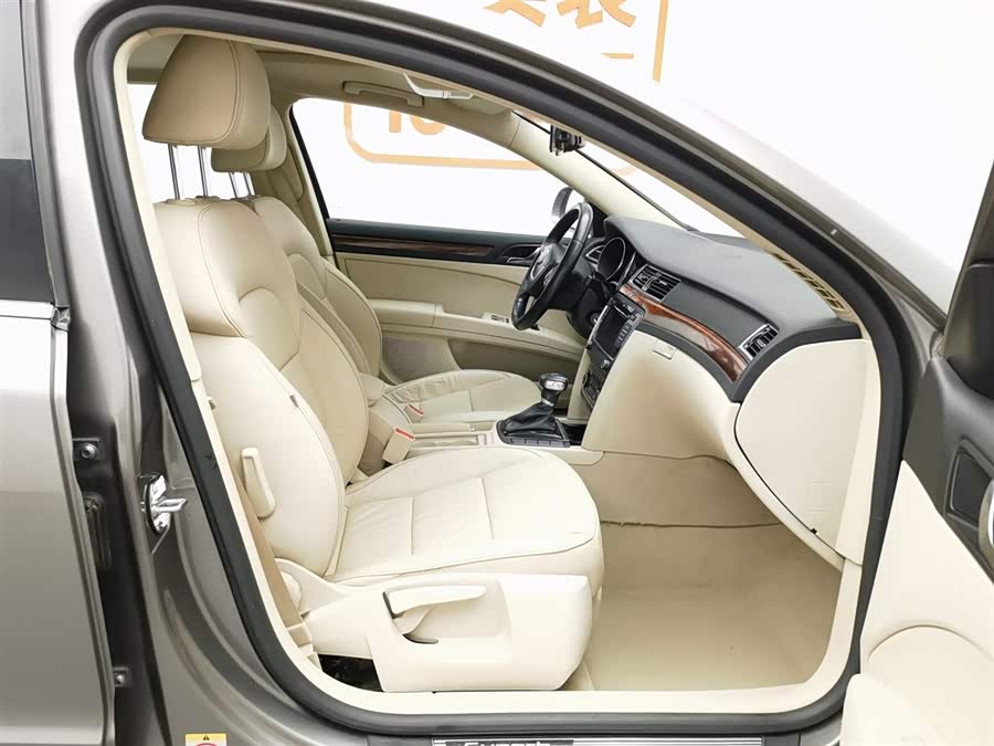 Skoda Superb 2011 imagem de carro #24