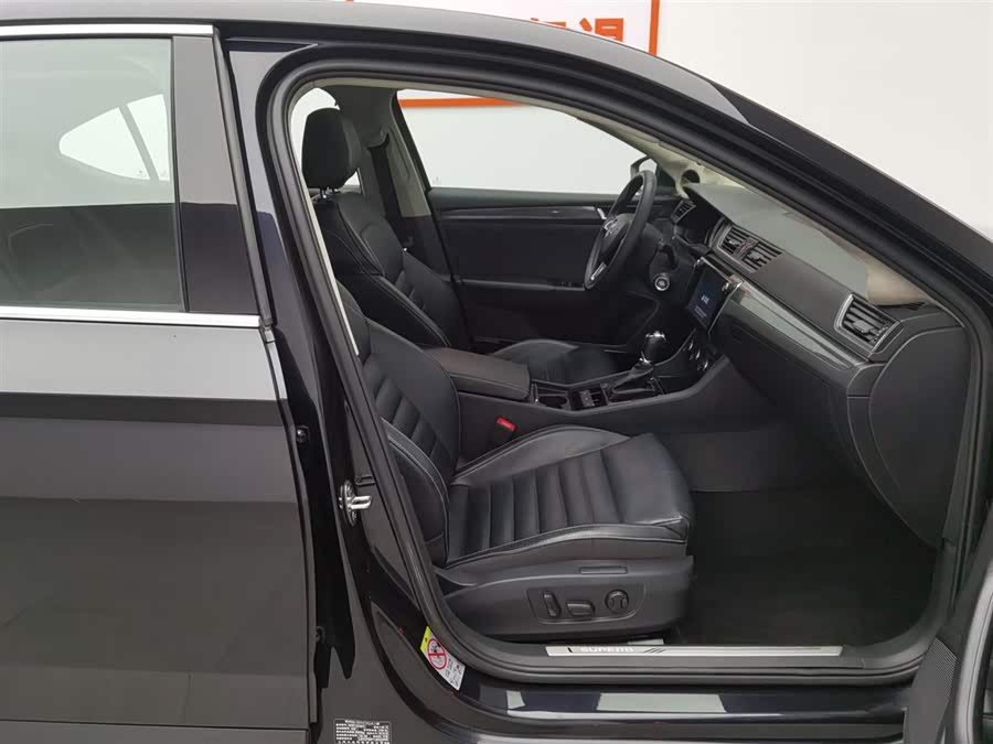 Skoda Superb 2018 car image #24