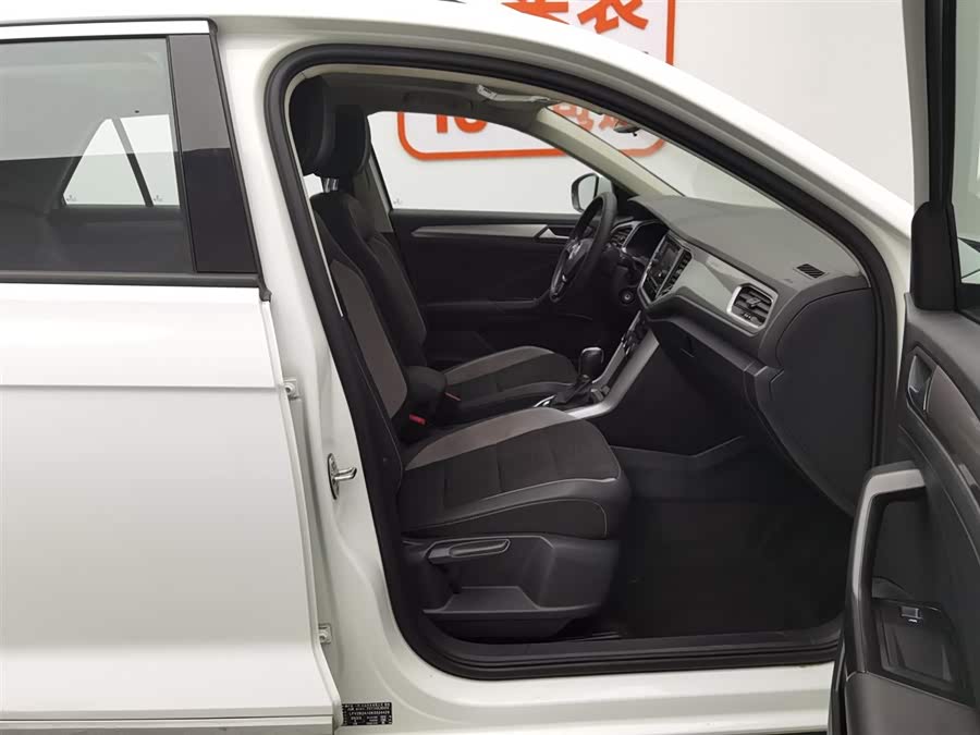 Volkswagen T-Roc 2020 car image #24