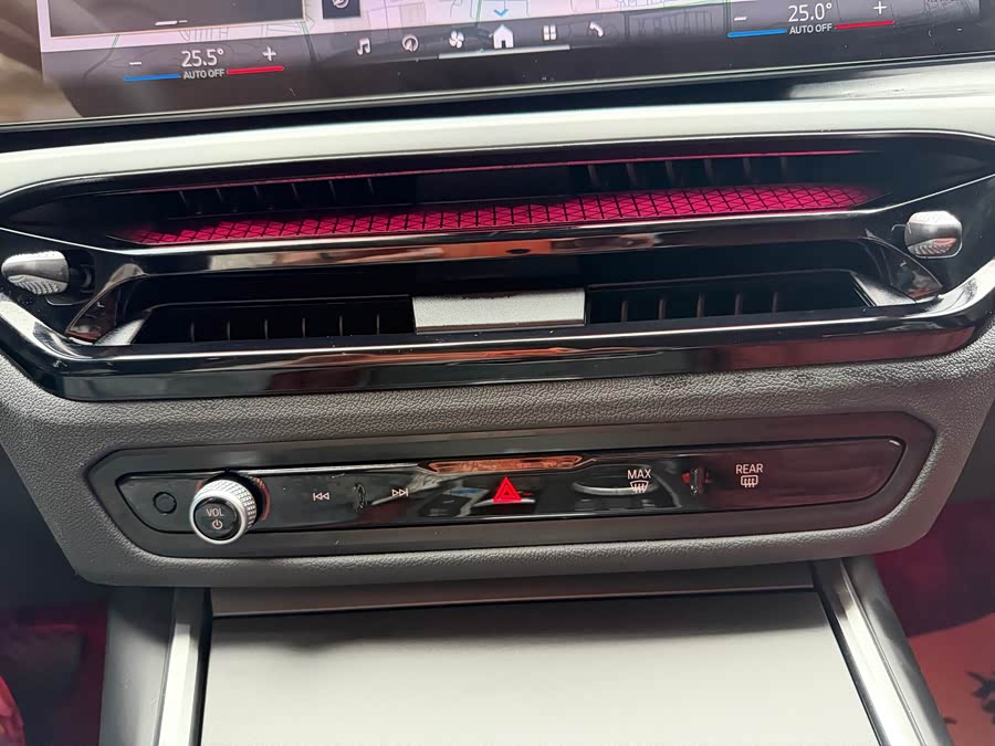 BMW i3 2024 car image #24