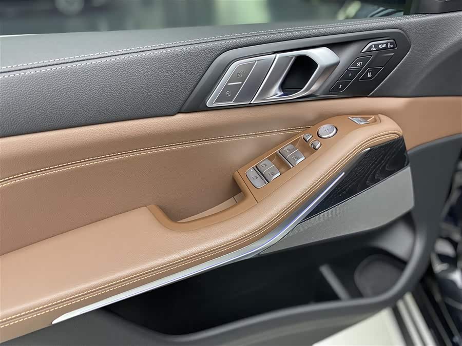 BMW X7 2021 car image #24