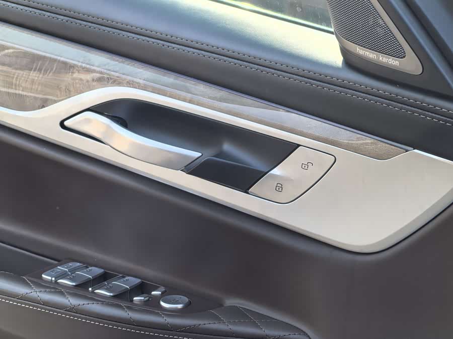 BMW 7 Series 2020 car image #24