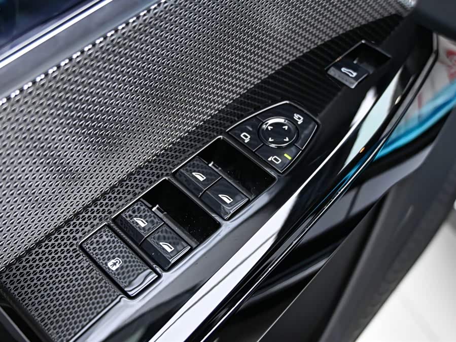 BMW i7 2024 car image #24