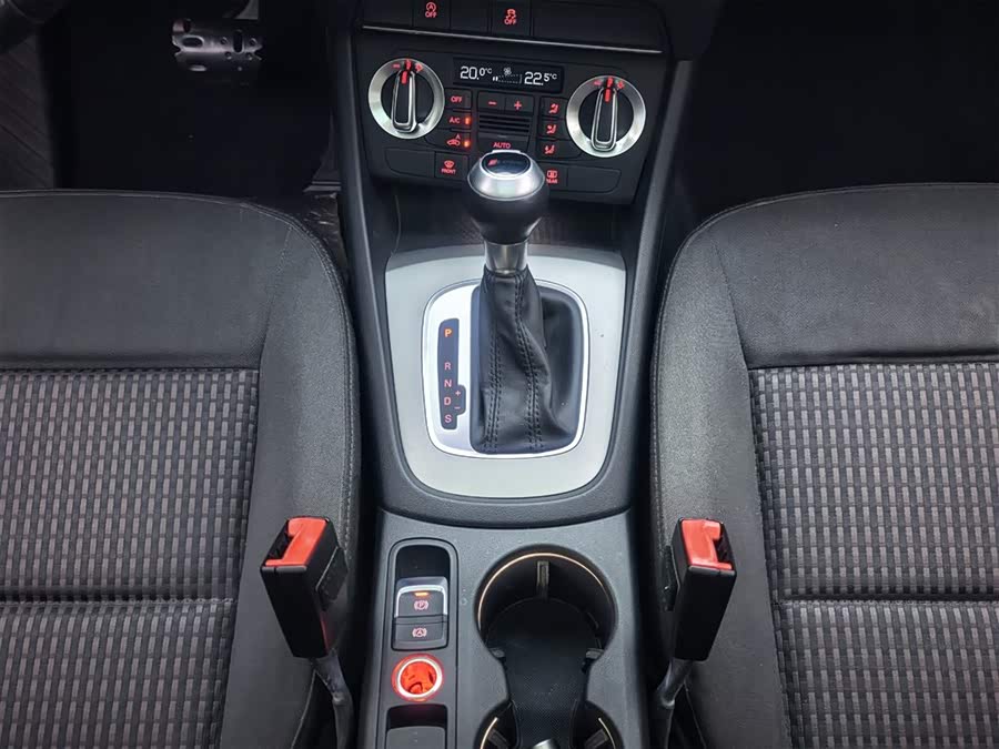 Audi Q3 2015 car image #24